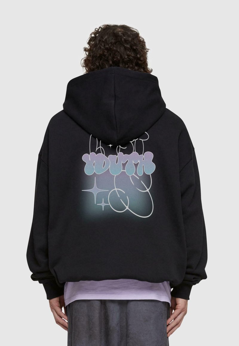 Felpa nera con cappuccio e una grande grafica pastello che riporta la scritta "YOUTH" sul retro, caratterizzata da contorni curvi e accenti a forma di stella. Vestibilità morbida e oversize.