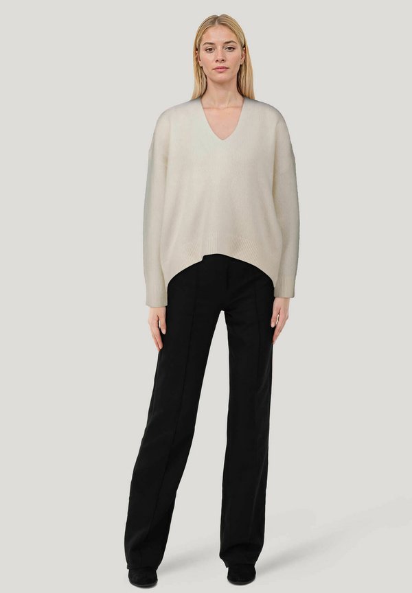 FONDELLA - Strickpullover - weiss