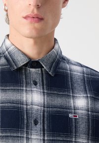 Tommy Jeans CHECK SHIRT - Camicia - dark night navy