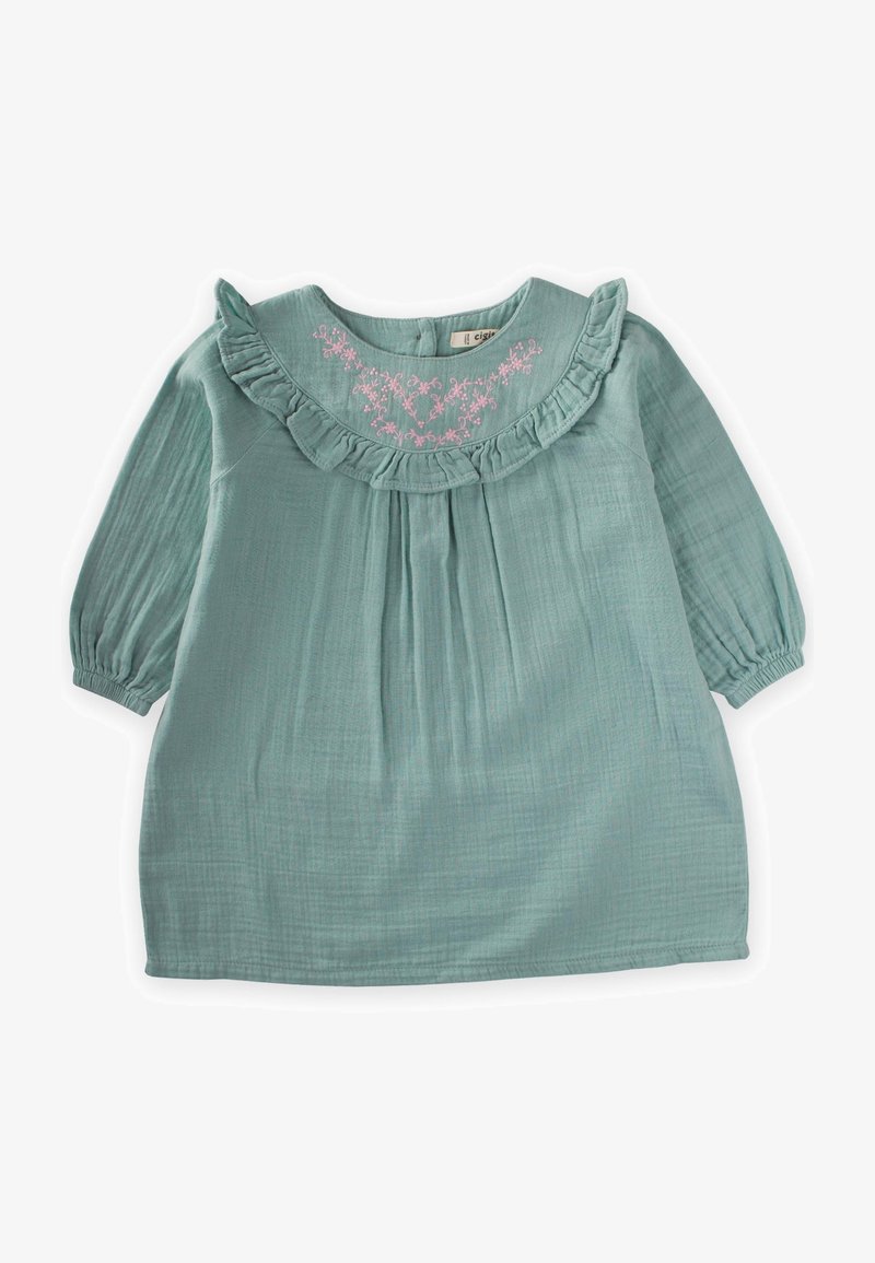 Vestido largo de manga larga en color verde azulado con cuello rizado, que presenta bordados florales en rosa a lo largo del escote, confeccionado en una tela suave y texturizada.