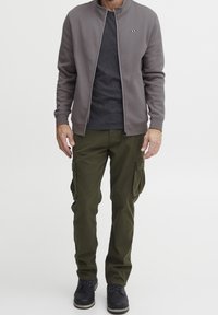 FQ1924 Felpa con zip - grey