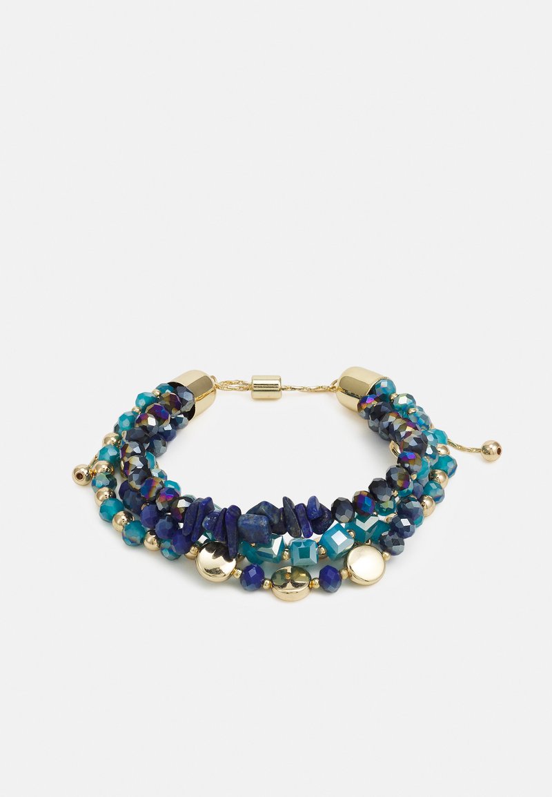 Bracciale multi-strand con perle blu e turchesi, accenti dorati, varie forme e una miscela di texture, dotato di un chiusura sicura.