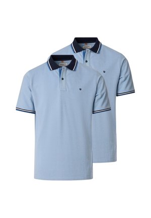 Zwei hellblaue Poloshirts mit dunkelblauen Kragen und Ärmelabschlüssen, vorderen Knöpfen und kleinem Brustlogo, vor weißem Hintergrund dargestellt.