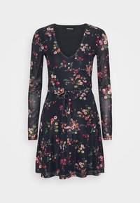 Blumenkleid mit tiefem V-Ausschnitt, langen Ärmeln, schwarzem Hintergrund und einer Taille, die mit einem Band gerafft ist. Das Kleid zeichnet sich durch farbenfrohe Blumenmuster aus.