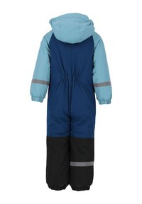 Combinaison de neige isolée bleu et noir avec capuche, taille élastique et bandes réfléchissantes sur les manches et les jambes. Tissu lisse avec une texture rembourrée.