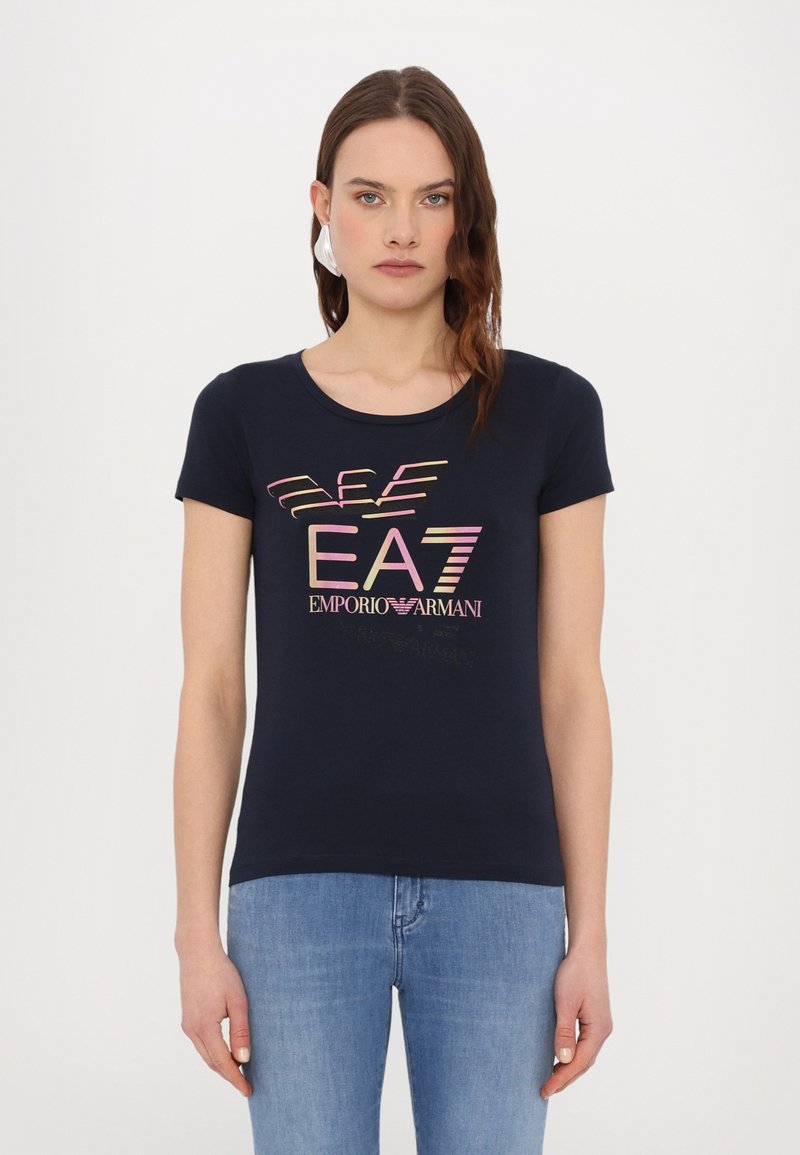 Tamsiai mėlynas trumpų rankovių T-shertas iš medvilnės audinio, su daugiakadrėmis tekstinėmis logotipais "EA7" ir "Emporio Armani", atspausdintais priekyje.