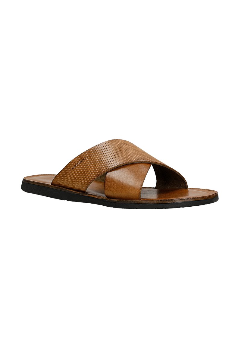 Braune Leder-Sandale mit überkreuzten Riemen, ausgestattet mit einem strukturierten, durchbrochenen Design und einer flachen, schwarzen Gummisohle.