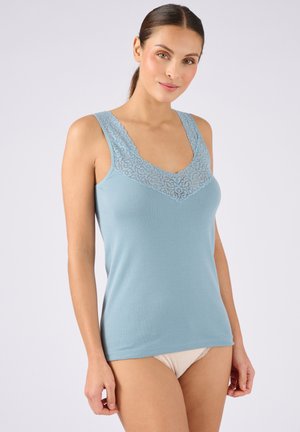 Top in cotone leggero color blu chiaro, realizzato in tessuto morbido, con scollatura in pizzo ondulato e spalline larghe, vestibilità sartoriale.