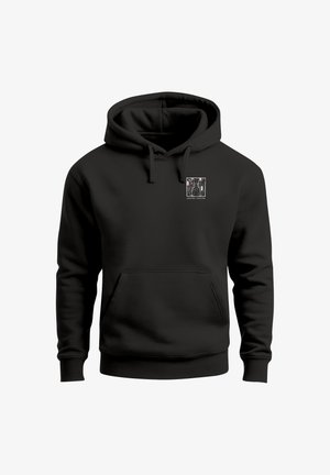 Schwarzer Kapuzenpullover mit Fronttasche und kleinem quadratischem Grafikmotiv mit dunklem, detailliertem Design und Text auf der linken Brust.