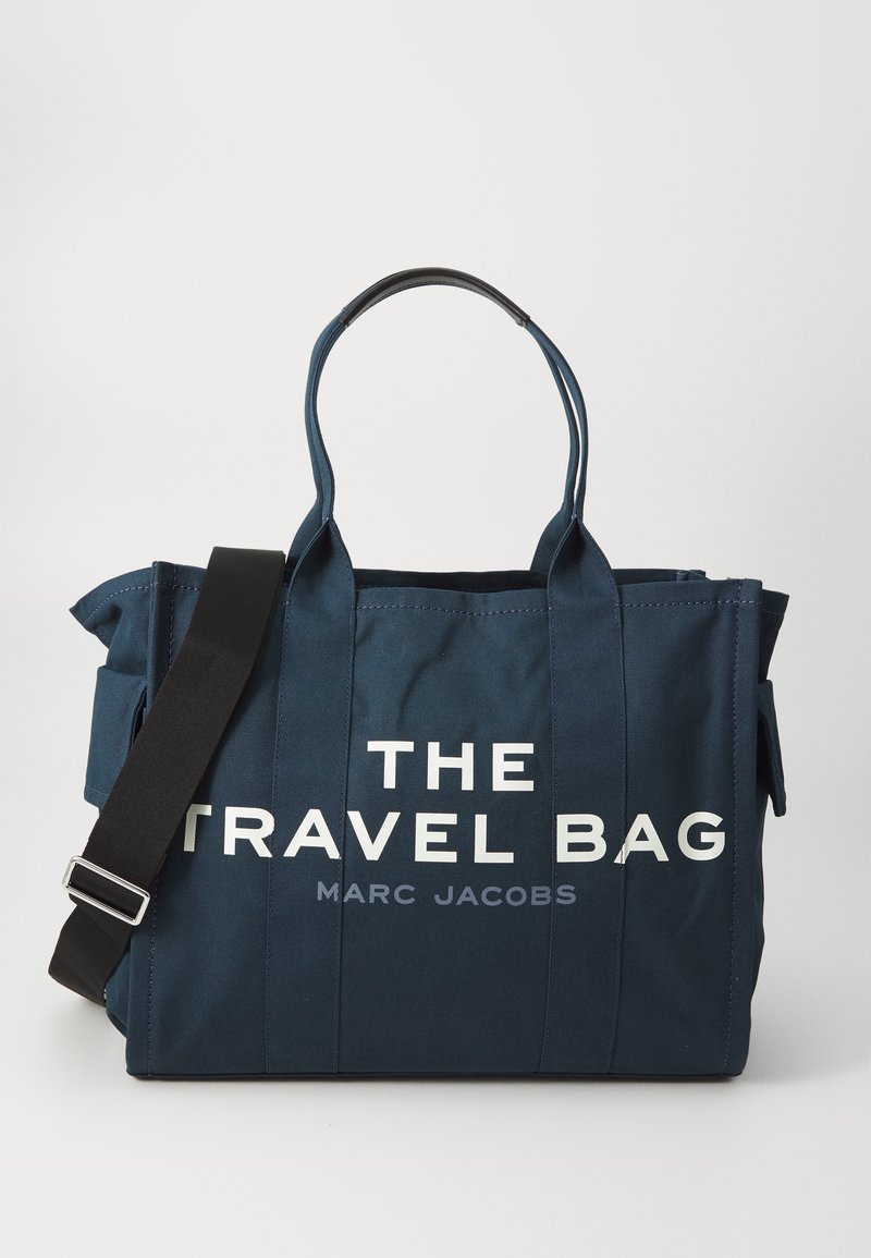 Námornícka plátenná taška s dvojitými uchami a nastaviteľným popruhom. Obsahuje text "CESTOVNÁ TAŠKA" v tučných bielych písmenách.