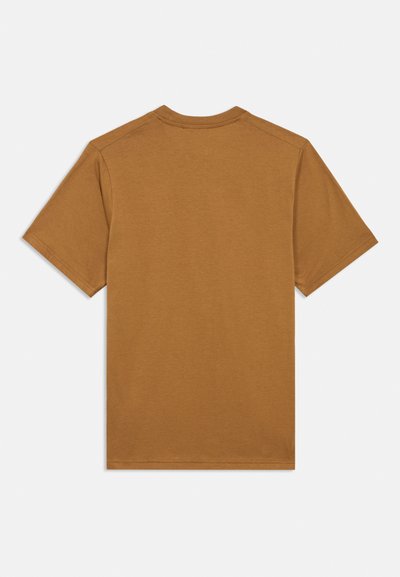 Brūna īsroku T-krekls ar apaļu kaklu, izgatavots no mīksta kokvilnas. Gluda tekstūra, vienkāršs dizains, bez redzamiem rakstiem vai akcentiem.