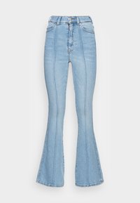 Ljusblå utsvängda jeans med hög midja, med vertikala sömmar och en klassisk denimtextur. Metallknapp och dragkedja som stängning.