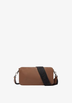 Braune rechteckige Leder-Crossbody-Tasche mit schwarzem, breitem, verstellbarem Tragegurt, der mit dem eingeprägten Text "LIEBESKIND" versehen ist.