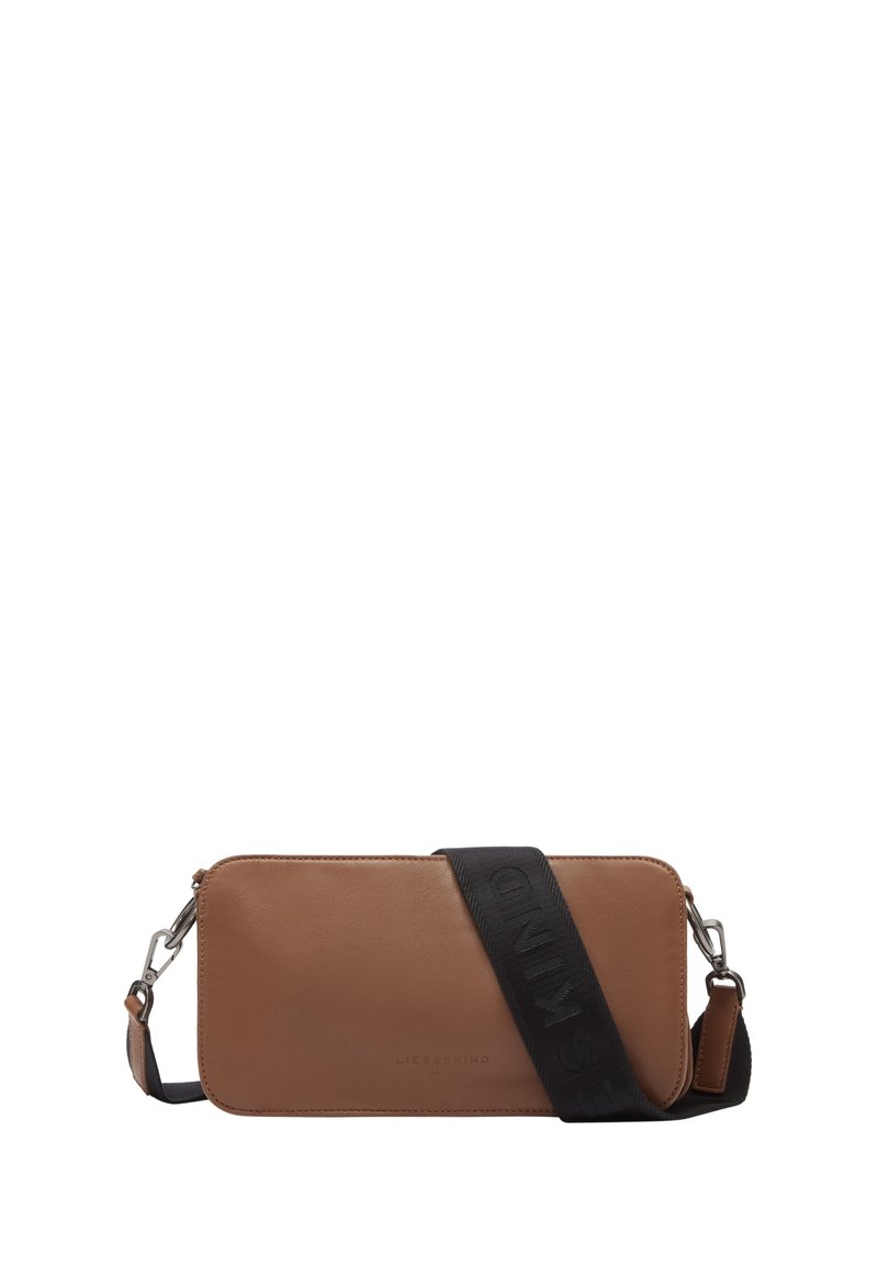 Braune rechteckige Leder-Crossbody-Tasche mit schwarzem, breitem, verstellbarem Tragegurt, der mit dem eingeprägten Text "LIEBESKIND" versehen ist.