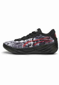 Scarpa sportiva nera con una stampa grafica che presenta immagini in stile cartaceo. Include accenti rossi e una suola in gomma testurizzata per una migliore aderenza.