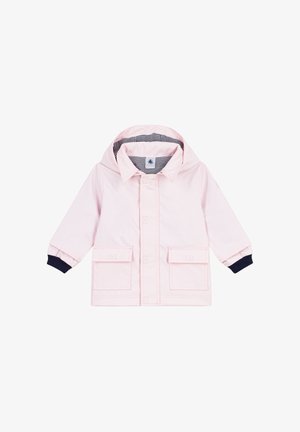 Imperméable rose clair avec une capuche, doté de deux poches avant, de poignets côtelés bleu marine et d'une doublure intérieure rayée.