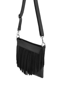Bolso bandolera de piel negra con detalles de flecos, herrajes plateados y una correa texturizada. Forma rectangular compacta.