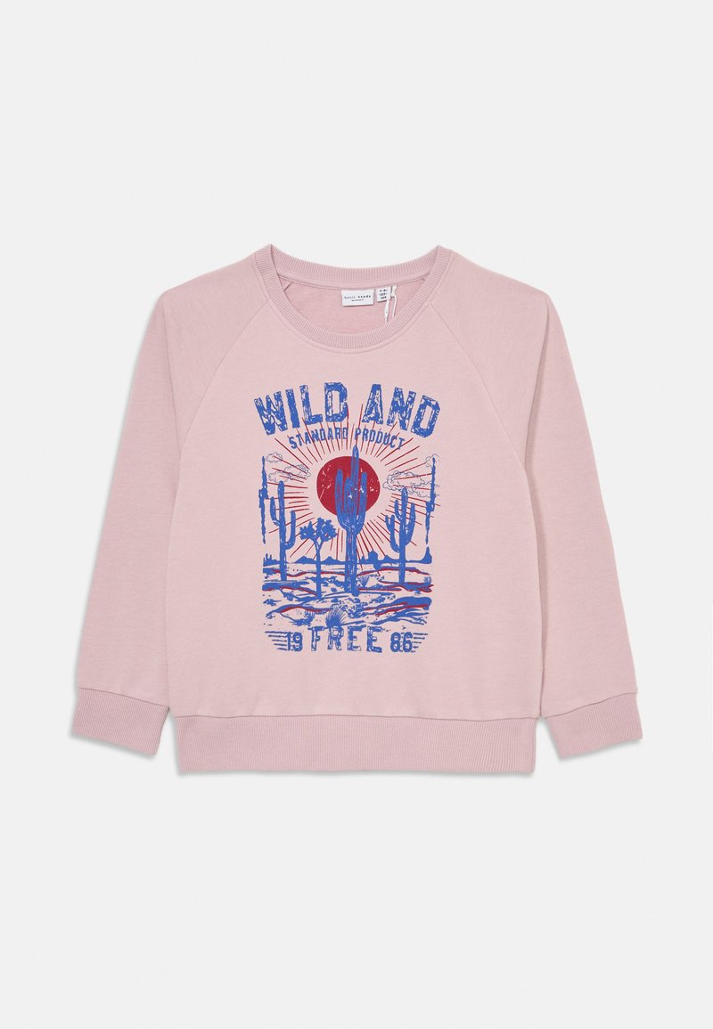 Rosa crewneck sweatshirt med grafisk design med kaktuser og et hjerte, akkompagnert av blå og røde detaljer. Raglanermer og ribbet nederkant.
