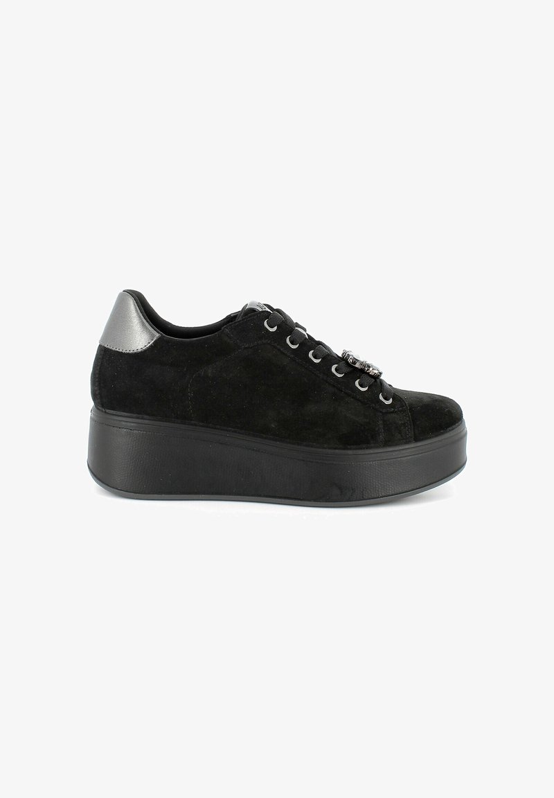 Baskets compensées en daim noir avec un patch talon argenté métallisé et un élément décoratif sur les lacets, vues de côté extérieur.