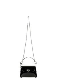Borsa a mano in pelle verniciata nera con una forma strutturata, manico superiore e una tracolla a catena. Presenta un motivo decorativo a forma di ape sul fronte.