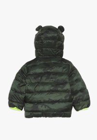 Kamikaze puffer bunda v tmavě zelené barvě, s kapucí s oušky medvěda a neonově zeleným akcentem na manžetách rukávů. Texturovaný prošívaný vzhled.