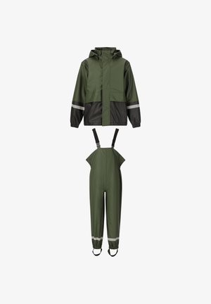 Veste de pluie verte imperméable avec des accents noirs, capuche et bandes réfléchissantes. Assortie à des salopettes vertes avec des bretelles ajustables et des poignets élastiques.