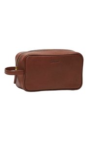 Bruine leren toilettas met een rechthoekige vorm, gouden rits en een handvat aan de zijkant. Textuur oppervlak met reliëf merknaam.