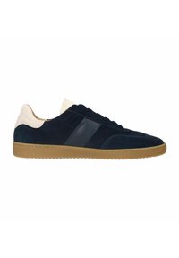Navy suède sneaker met een gepatineerd zijpaneel, crèmekleurige accenten op de hiel en tong, en een textuur van gumrubberen zool.