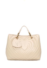 Borsa a mano in pelle sintetica beige con motivo a cuore trapuntato, hardware dorato, doppi manici superiori e un'etichetta a forma di cuore staccabile.