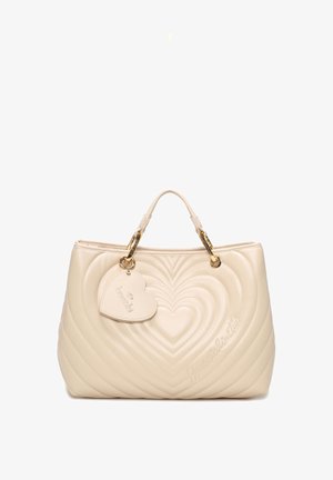 Borsa a mano in pelle sintetica beige con motivo a cuore trapuntato, hardware dorato, doppi manici superiori e un'etichetta a forma di cuore staccabile.