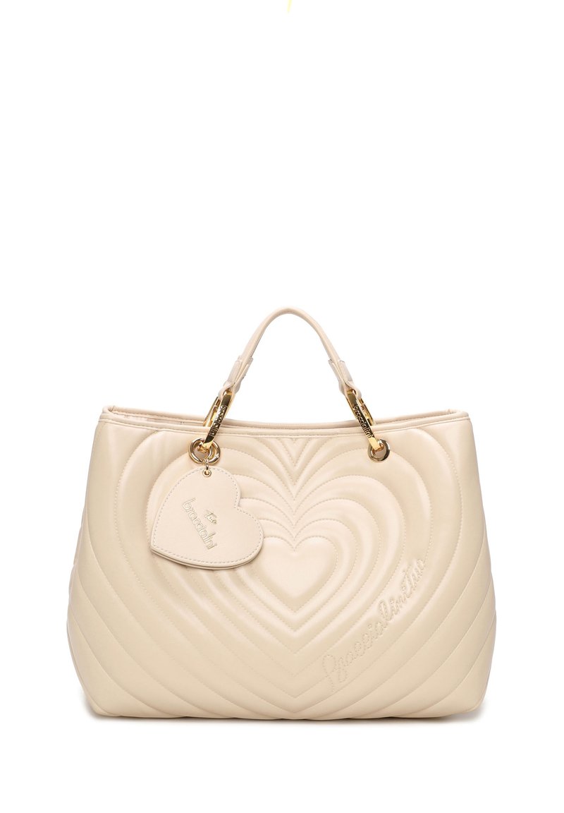 Borsa a mano in pelle sintetica beige con motivo a cuore trapuntato, hardware dorato, doppi manici superiori e un'etichetta a forma di cuore staccabile.