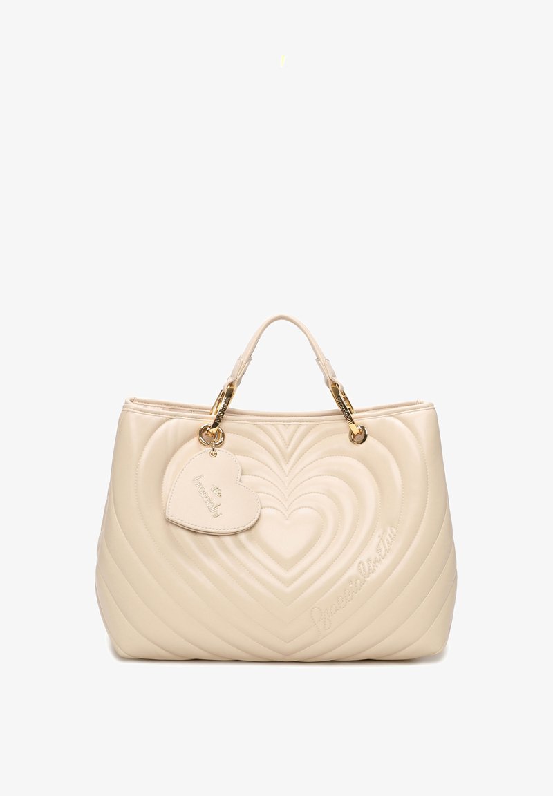 Borsa a mano in pelle sintetica beige con motivo a cuore trapuntato, hardware dorato, doppi manici superiori e un'etichetta a forma di cuore staccabile.