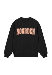 Schwarzer Pullover mit Rundhalsausschnitt und langen Ärmeln. Mit verblasstem, rosa Text "NOORDEN" auf der Brust. Weiche Stoffstruktur.