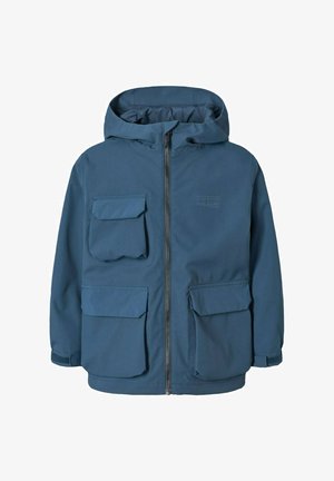 Veste bleue à capuche avec fermeture éclair à l'avant et quatre poches à rabat, deux sur la poitrine et deux près de la taille, avec des sangles de poignet réglables.