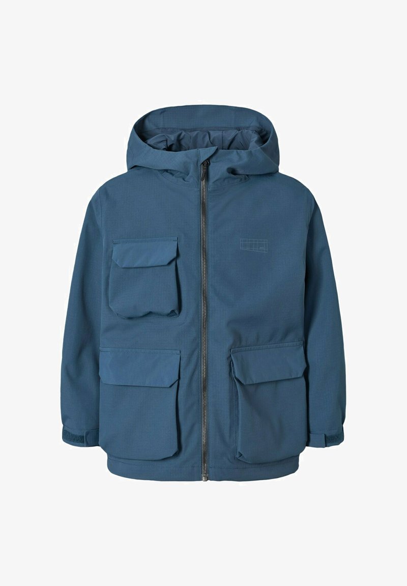 Blauwe jas met capuchon, voorrits en vier klepzakken, twee op de borst en twee bij de taille, voorzien van verstelbare polsbanden.