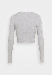 Pull gris à manches longues, court, fabriqué en tissu côtelé. Il possède un col rond et des manches ajustées, offrant une silhouette près du corps.