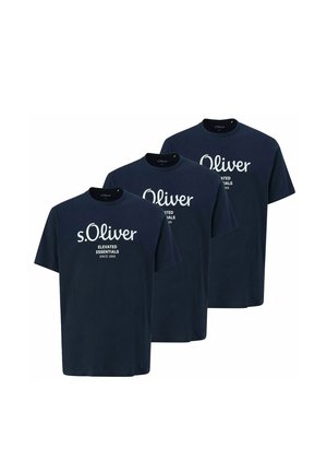 Drei dunkelblaue T-Shirts der Marke s.Oliver mit weißem Text "Elevated Essentials Since 1969", überlappend auf weißem Hintergrund dargestellt.