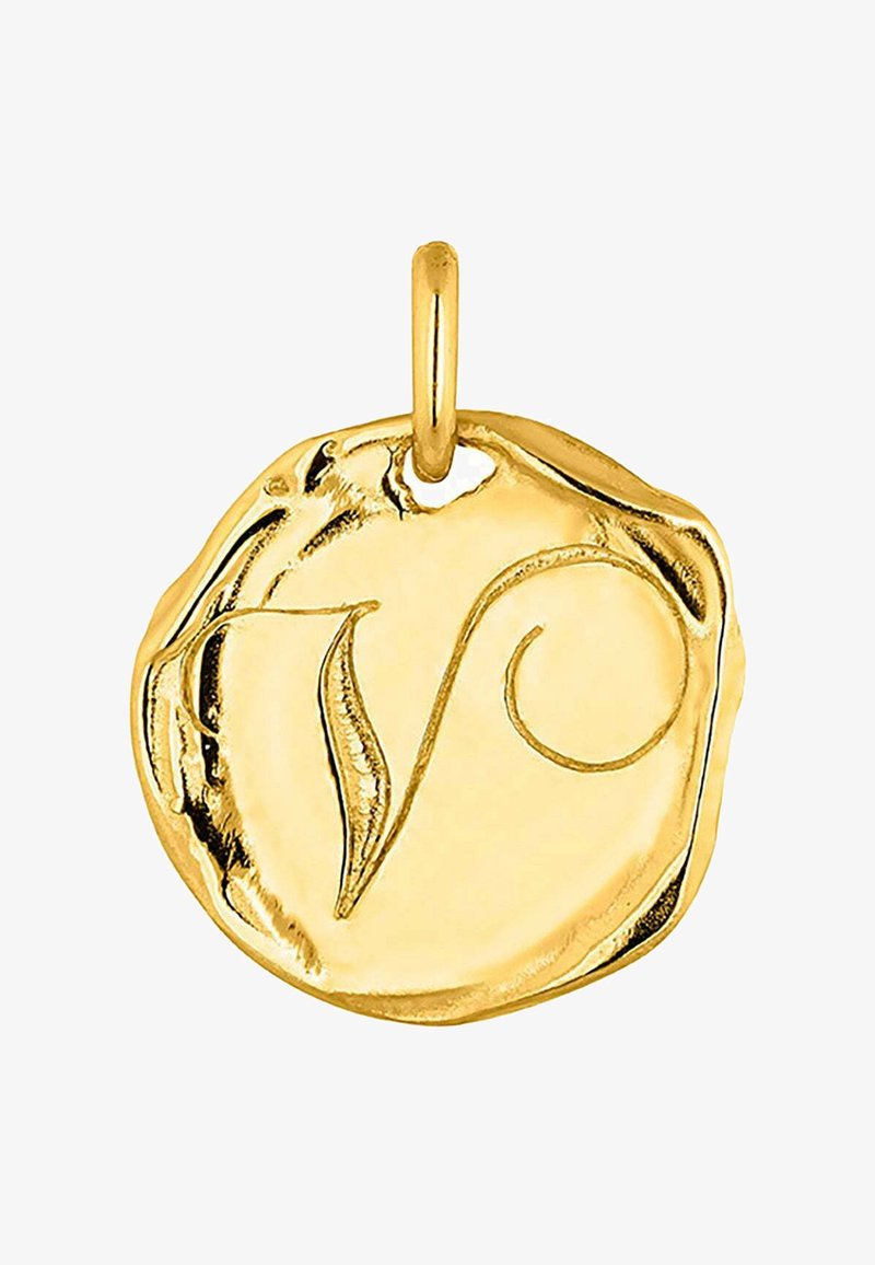 Colgante dorado en forma circular con una superficie texturada, que presenta una letra estilizada y curvas decorativas en un lado.