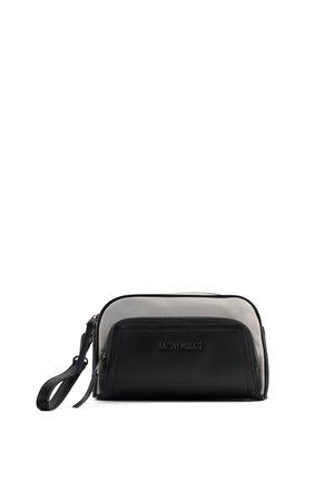 Bolso de muñeca rectangular en negro y gris con bolsillo delantero con cremallera y logo "Antony Morato", que cuenta con una correa de cuero para la muñeca en el lado izquierdo.