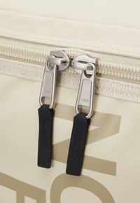 The North Face BASE CAMP FUSE BOX - Ruksak - gravel/khaki stone