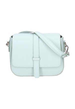 Sac bandoulière en cuir bleu clair avec rabat avant, une lanière au centre et une sangle d'épaule réglable avec des fermoirs métalliques.