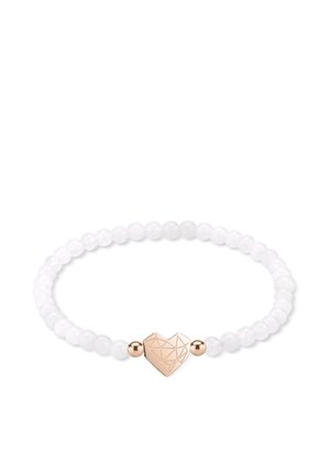 Weißes Perlenarmband mit einem zentralen, herzförmigen geometrischen Charm aus Roségold und zwei kleinen runden Perlen aus Roségold auf jeder Seite.