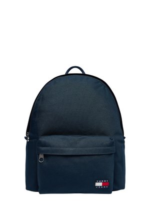 Marineblauwe Tommy Jeans rugzak met een voorvak met ritssluiting en een bovenhandvat tegen een witte achtergrond.