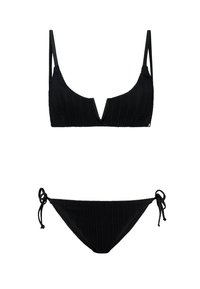 Fekete bikini szett, textúrázott, bordázott anyagból. A felső rész állítható pántokkal és mély V-kivágással rendelkezik. Az alsó része oldalt megkötős.