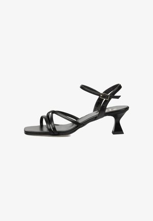 Sandalia negra con tiras, puntera cuadrada, correa ajustable en el tobillo y tacón bajo en forma de zapato de gato ensanchado.