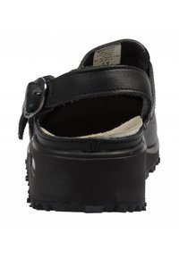 Schwarze Lederclogs mit Fersenriemen und silberner Schnalle, ausgestattet mit einer strukturierten Sohle und sichtbarem Innenetikett nahe der Ferse.