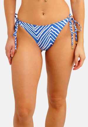Parte inferior de bikini a rayas blancas y azules con diseño de lazo lateral. Cuenta con tela suave, patrón en zigzag y pequeños adornos decorativos de metal.