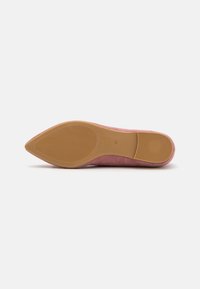 Pantof de damă din suede roz, cu toc înalt, vârf ascuțit și talpă din cauciuc cu striații texturate. Mărimea 37 este marcată pe talpă.