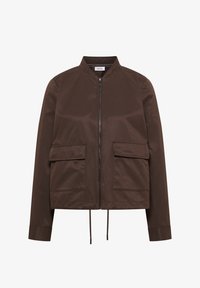 Chaqueta bomber marrón con cremallera frontal, dos bolsillos con solapa, dobladillo con cordón ajustable y un pequeño cuello mao.