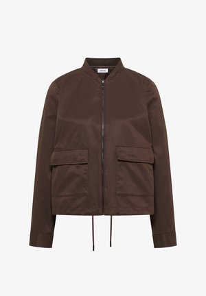 Giacca bomber marrone con cerniera frontale, due tasche con pattina, orlo con coulisse e piccolo colletto alla coreana.